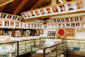 平和祈念館に飾られた村出身の戦没者の遺影=6月15日、岐阜県東白川村