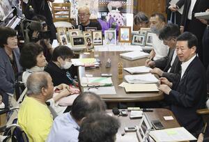 水俣病患者らの集会施設で面会する伊藤環境相(右端)=7月8日午前、熊本県水俣市(代表撮影)