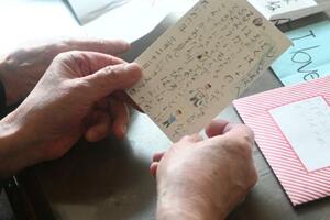 孫(長男の息子)が書いた手紙を読むA子さんら