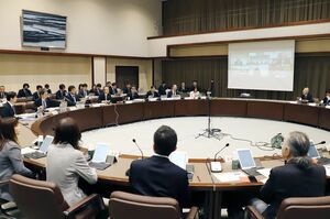 新たな県総合計画の策定に向け、初会合を開いた検討委員会=4月23日、新潟市中央区