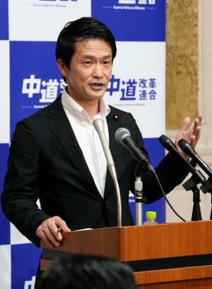 記者会見する中道改革連合の小川代表=29日午前、国会