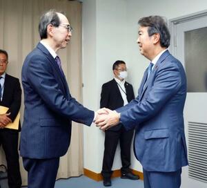 内堀雅雄福島県知事(左)と面会する石原環境相=23日午後、福島県庁