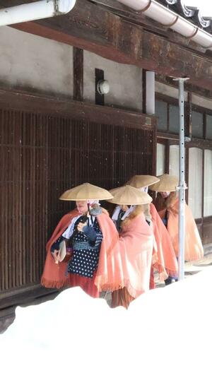 瞽女の格好をして雁木の下を練り歩いた一行＝１４日、上越市