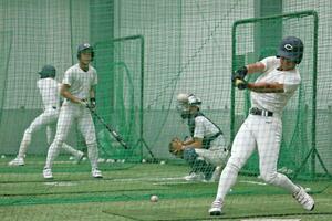 打撃練習をする中越の野手陣=8月11日、京都府の室内練習場