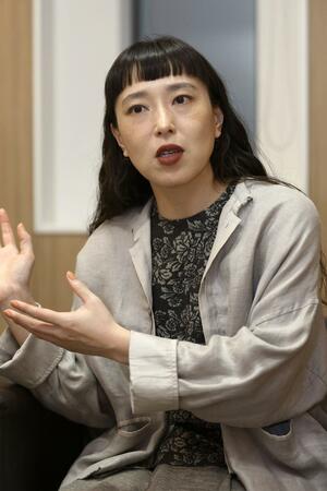 佐渡の魅力を広める歌や映画になったと話す笹川美和=新潟市中央区の新潟日報メディアシップ