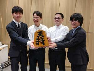 将棋棋士四段昇段を決めた(右から)山下数毅三段、生垣寛人三段、岩村凜太朗三段、片山史龍三段=6日、東京都渋谷区の将棋会館