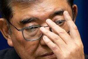 戦後80年に合わせた「内閣総理大臣所感」を発表し、記者の質問を受ける石破首相=10日午後、首相官邸