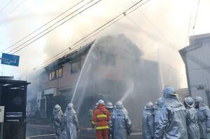 加茂市の火災現場＝１月１日、加茂市矢立