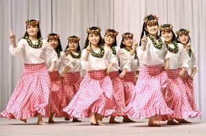東京国際フラフェスティバルの中高生部門で初優勝したメンバー=3月、東京都
