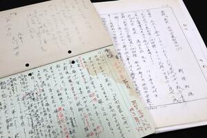長岡市歴史文書館が保管している新保和雄さんの取材ノートや原稿=長岡市長倉西町