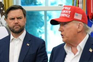 　米ホワイトハウスで、トランプ大統領（右）の発言を見守るバンス副大統領＝２２日、ワシントン（ＡＰ＝共同）