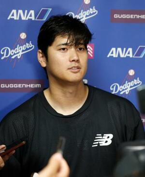 試合後、取材に応じるドジャース・大谷=カンザスシティー(共同)