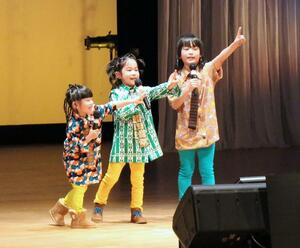 出場者が個性あふれるパフォーマンスを披露した「魚沼市民紅白歌合戦」=魚沼市干溝