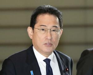首相官邸に入る岸田首相=2月16日