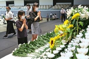 市民が非戦の誓いを新たにした長岡市平和祈念式典=1日、アオーレ長岡