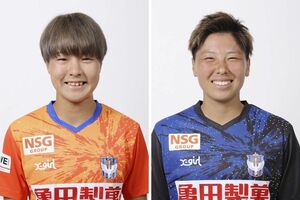 MF白井ひめ乃(左)とGK高橋智子