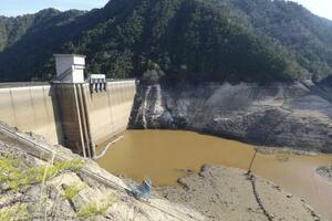 　２０２６年３月、少雨の影響で貯水率が０％になった宇連ダム＝愛知県新城市