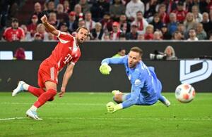 開幕のライプチヒ戦でゴールを決めるバイエルン・ミュンヘンのハリー・ケーン(左)=22日、ミュンヘン(ロイター=共同)