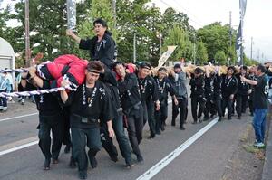 「第１回みょうこう市民まつり」で行われた大綱かつぎ＝２０２５年８月、妙高市