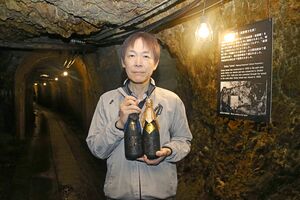 「史跡佐渡金山」の坑道で熟成された日本酒をPRする尾畑酒造の平島健社長=9月12日、佐渡市下相川