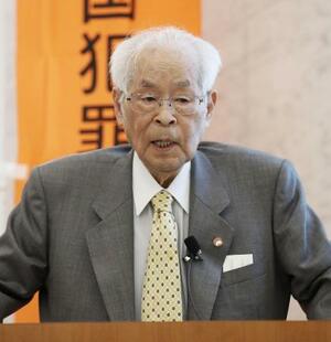 全国犯罪被害者の会の最終大会であいさつする顧問の岡村勲弁護士=2018年6月3日、東京都千代田区