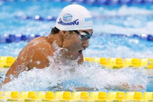 　男子１００メートル平泳ぎ決勝で力泳する岡留大和。５９秒１１で優勝した＝東京アクアティクスセンター