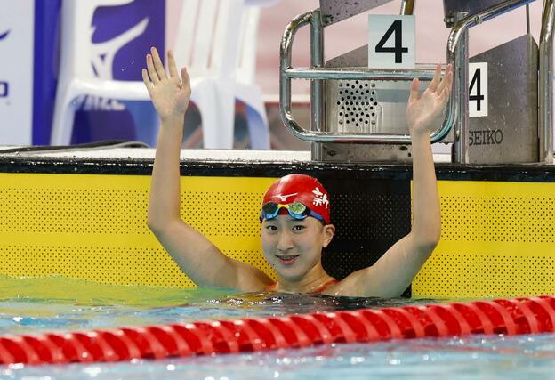 優勝した歌代咲彩（柏崎二中）が、競技終了後仲間に手を振る＝滋賀県草津市　