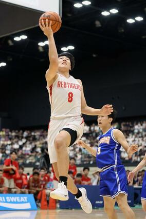 男子準々決勝　開志国際―美濃加茂　第２クオーター、開志国際の高野拓泉（たくみ）がレイアップシュートを決め、３３－４１＝福岡県照葉積水ハウスアリーナ