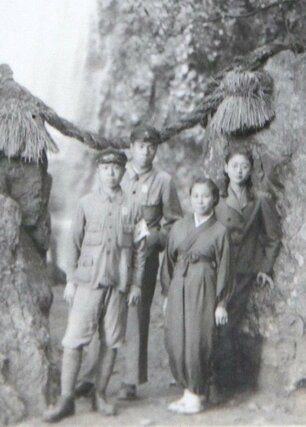 戦時中に養老の滝（岐阜県）に行ったときの写真。左から２人目が村山さん