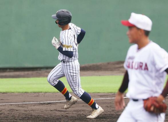 村上桜ケ丘－帝京長岡　３回表、帝京長岡２死、有馬凛空が村上桜ケ丘の渡辺勇（右）から右越え本塁打を放ち２－０＝、２０２４年９月１６日、長岡市悠久山球場