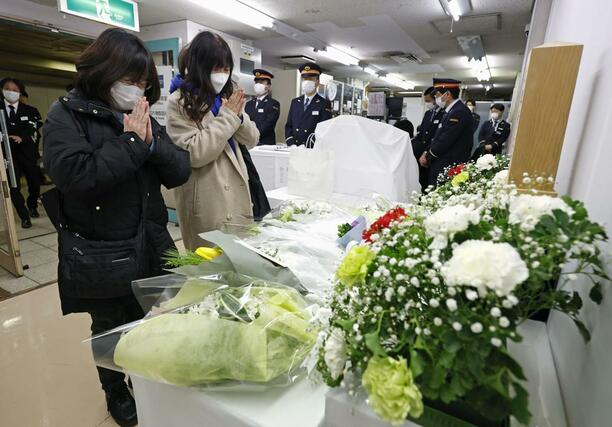 地下鉄サリン事件から３０年となり、東京メトロ霞ケ関駅に設けられた献花台に手を合わせる人たち＝３月２０日、東京都千代田区