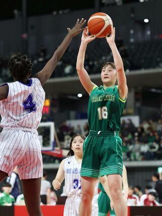 女子１回戦　明徳義塾（高知）－新潟産大付　第１クオーター、新潟産大付の宮住咲希がジャンプシュートを放つ＝東京都調布市西町の京王アリーナＴＯＫＹＯ