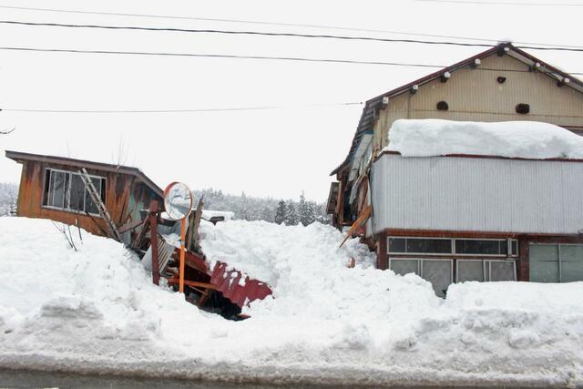 雪の重みで倒壊したとみられる家屋＝３日、柏崎市与板