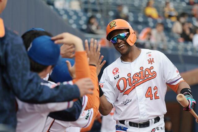 ８回に満塁本塁打を放ったアダム・ウォーカーが生還し、笑顔でベンチの仲間とハイタッチ＝エコスタ