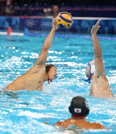 水球男子予選　日本－セルビア　第１ピリオド　稲場悠介（１０・ブルボンＫＺ）がシュートを決め２－２