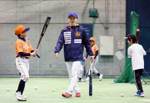 
オイシックス新潟アルビレックスＢＣの野球塾で子どもたちを指導する田河原篤史さん＝新潟市中央区

