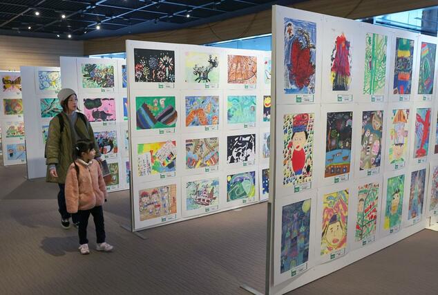 個性あふれる作品が並ぶ県ジュニア美術展覧会の新潟展＝２３日、新潟市中央区万代３