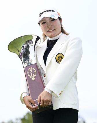 プレーオフを制し、優勝トロフィーを手に笑顔の高橋彩華＝葛城ＧＣ