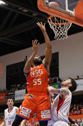 第４クオーター、シュートを決めるアント・ネルソン＝アオーレ長岡