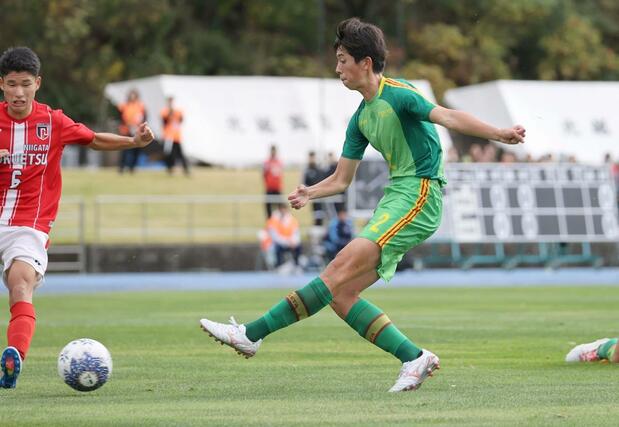 準決勝　帝京長岡－北越　後半１０分、先制ゴールの帝京長岡のＤＦリヴキン辻アーロンが駆け出す＝新発田市五十公野公園陸上競技場