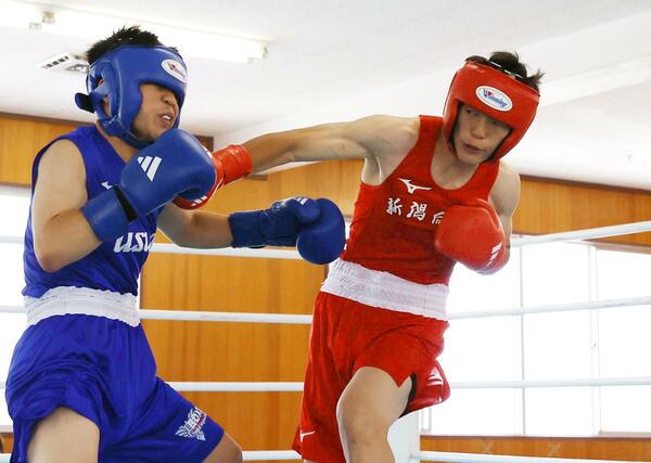 男子ライトウエルター級決勝 効果的にカウンターを当てるなど快勝した新潟向陽の小山寛陸(右)=6月22日、新潟市中央区上所1の新潟南高校