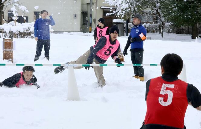 三条高校２年生が企画し、市民らが参加した雪合戦の大会＝三条市元町