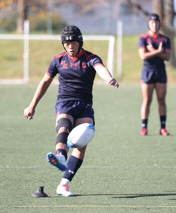 開志国際－北越　前半終了間際、開志国際の藤波勘太がペナルティーゴールを決めて１７－１４＝新発田市