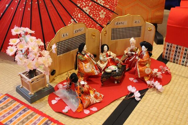 お団子パーティーを楽しむ三人官女など=新潟市秋葉区小須戸