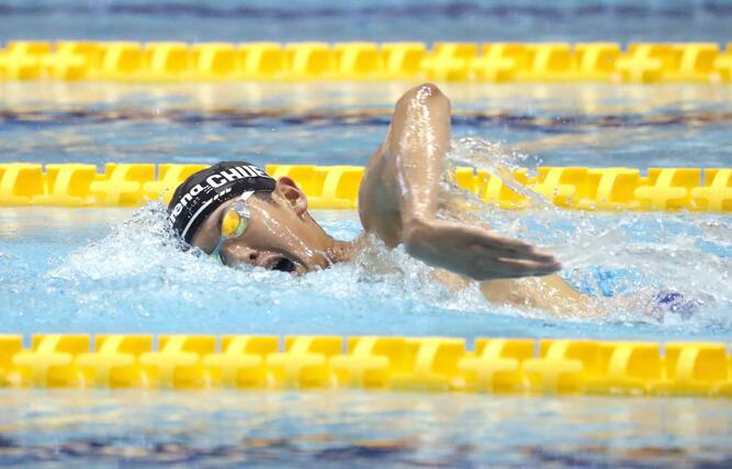 男子１５００メートル自由形決勝　３連覇した野上大稀（中越）＝長岡市