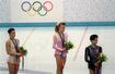 　１９９４年リレハンメル冬季五輪のフィギュアスケート女子の表彰式に出るオクサナ・バイウル選手（中央）（ゲッティ＝共同）