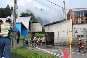 キノコ栽培施設を焼いた火災現場＝８月３０日午前５時３０分ごろ、十日町市