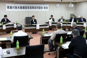保倉川放水路の建設に向け活動することを確認した期成同盟会の定期総会=2日、上越市役所