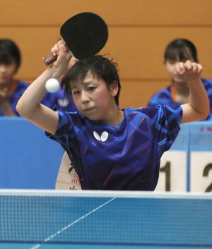 チーム3勝目を挙げた三島のシングルス3番手、小熊愛音=新潟市東総合スポーツセンター