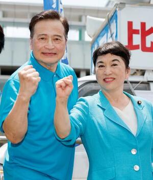 街頭演説を前にポーズをとる社民党の福島党首(右)とラサール石井氏=3日午前、東京・新宿